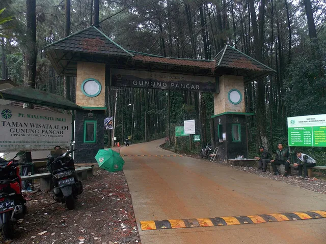 Gerbang masuk Taman Wisata Alam Gunung Pancar di Bogor