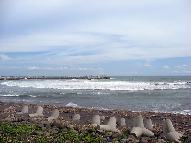 Ombak dan struktur beton pesisir Pantai Glagah, foto arsip 2010 / Waves and coastal concrete structures at Glagah Beach, archive photograph from 2010