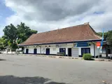 Fasad bekas Stasiun Palbapang dengan atap genteng dan pintu biru / Former Palbapang Station facade with tiled roof and blue doors