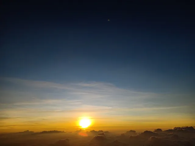 Matahari terbit di puncak Gunung Cikuray, Garut