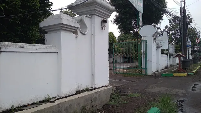 Gerbang Keraton Kacirebonan pada Oktober 2025. / Kacirebonan Palace gateway in October 2025.