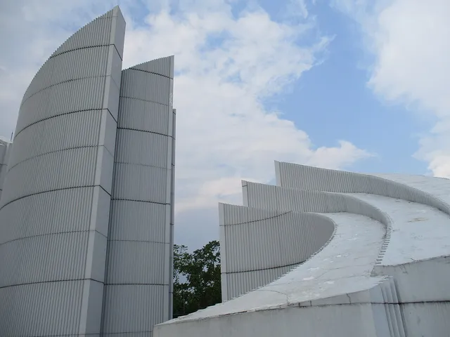 Bagian dinding melengkung Monumen Perjuangan Rakyat Jawa Barat pada November 2019. / Curving section of the West Java People’s Struggle Monument in November 2019.