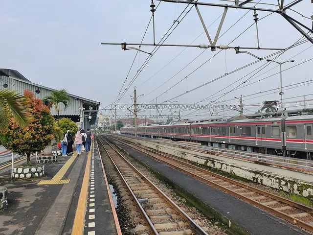Rangkaian kereta, rel, kabel listrik, dan peron Stasiun Bogor, Juni 2022. / Train, tracks, overhead wires and platform at Bogor Station, June 2022.