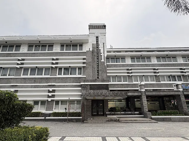 Menara, pintu masuk, dan relief pada fasad Grand Hotel Preanger, Mei 2025. / Tower, entrance and facade reliefs at Grand Hotel Preanger, May 2025.