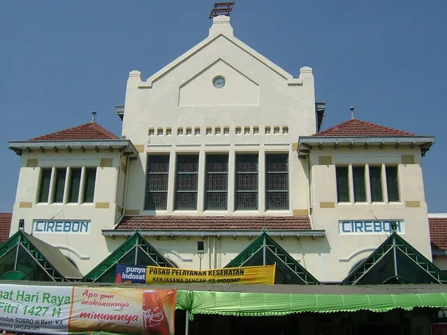 Arsip bagian tengah fasad Stasiun Cirebon dengan deretan jendela tinggi, Oktober 2006. / Archive view of Cirebon Station’s central facade with tall windows, October 2006.