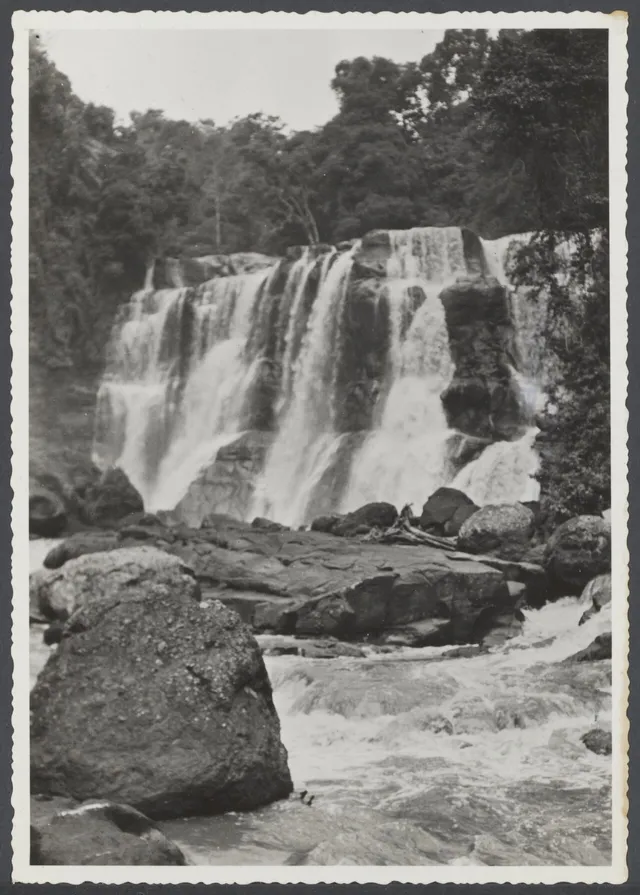 Foto arsip hitam-putih Curug Malela; tanggal pengambilan asli tidak diketahui. / Archival black-and-white photograph of Curug Malela; original capture date unknown.