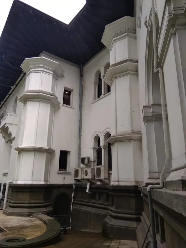 Detail bagian samping bangunan Museum Pos Indonesia, 2023. / Detail of the side of the Museum Pos Indonesia building, 2023.