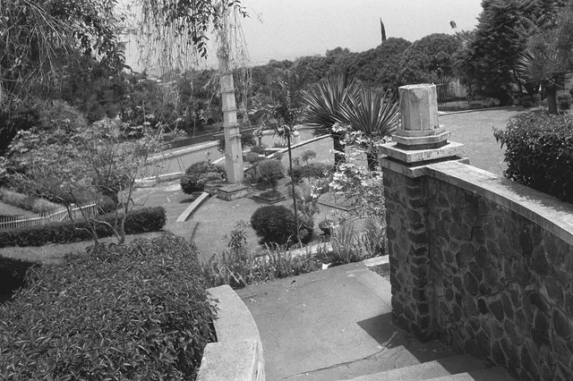 Foto arsip tangga dan taman belakang Villa Isola, September 1988. / Archival view of the steps and rear garden at Villa Isola, September 1988.