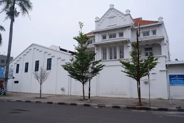 Bagian depan Gedung BAT Cirebon dengan ornamen di atas fasad, Juni 2025. / Front of Gedung BAT Cirebon with an ornament above the facade, June 2025.