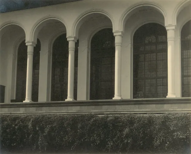 Detail lengkung dan tiang Gedung Sate dalam foto arsip KITLV, album sekitar 1927–1933. / Arches and columns of Gedung Sate in a KITLV archival photograph, album circa 1927–1933.