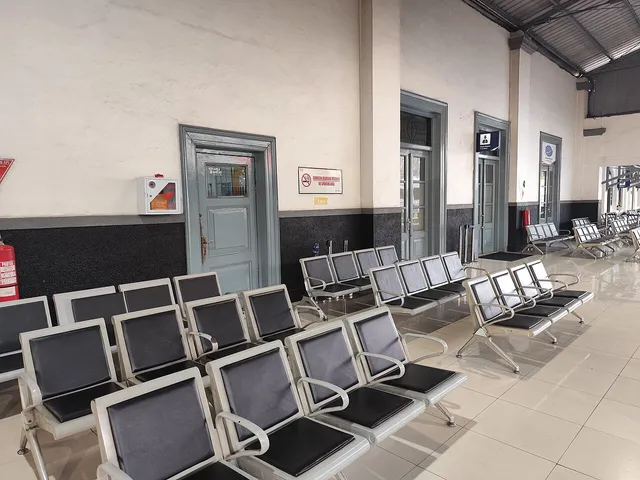 Deretan kursi di ruang tunggu Stasiun Sukabumi, Agustus 2024. / Rows of seats in Sukabumi Station waiting area, August 2024.