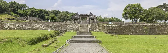 Gapura dan teras berundak Ratu Boko, panorama arsip 2014 / Ratu Boko gate and stepped terraces, archive panorama from 2014