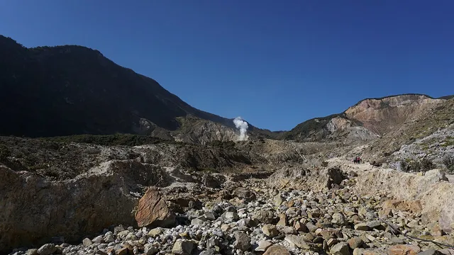 Lereng berbatu dan kepulan uap di kawah Papandayan, Oktober 2019. / Rocky slopes and vapour plumes in the Papandayan crater, October 2019.