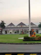 Bangunan Gedung Agung dengan arca batu dan tiang bendera di halaman / Gedung Agung with a stone statue and flagpole in its grounds