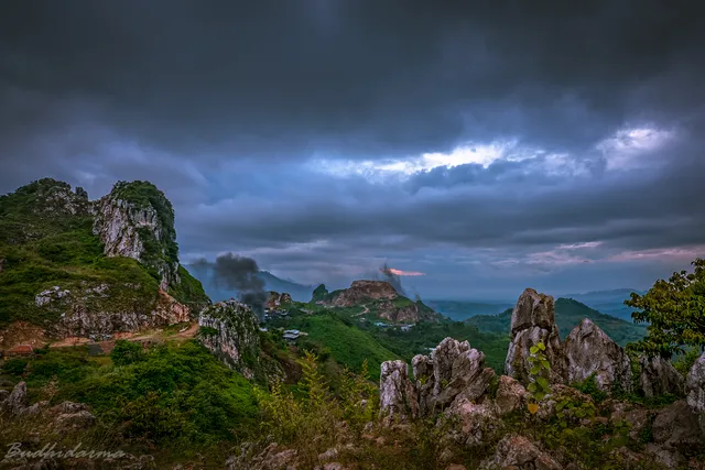 Batuan Stone Garden dan bukit karst di bawah awan pada Januari 2019. / Stone Garden rocks and karst hills beneath clouds in January 2019.