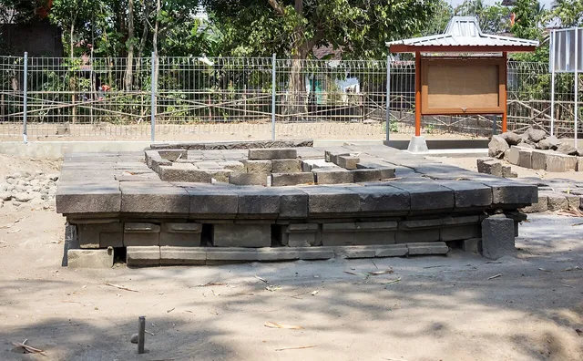 Struktur batu di kompleks Candi Palgading, foto arsip 2014 / Stone structure in the Palgading Temple complex, archive photograph from 2014