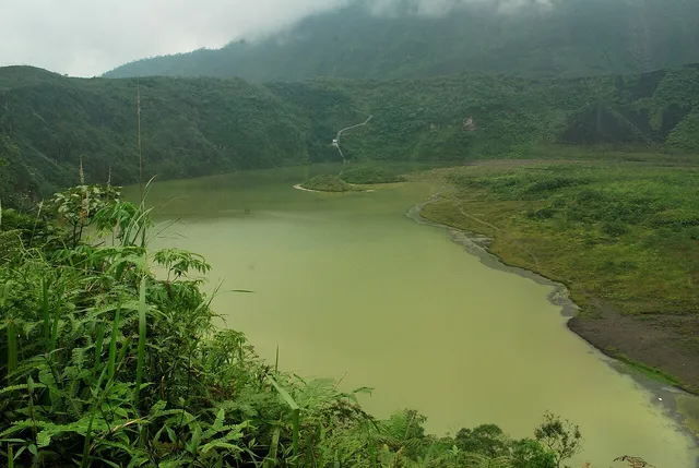 Danau dan dinding kawah Gunung Galunggung, Tasikmalaya, Juni 2013. / Crater lake and walls of Mount Galunggung, Tasikmalaya, June 2013.
