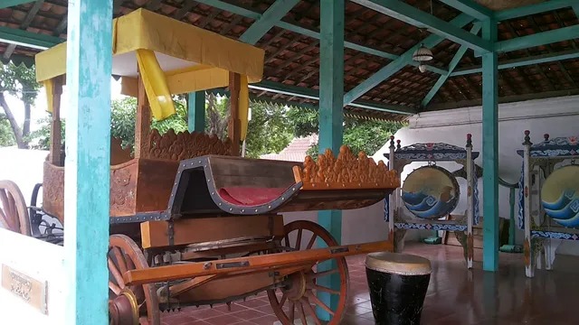 Kereta dan gong di Keraton Kacirebonan pada November 2014. / Carriage and gongs at Kacirebonan Palace in November 2014.
