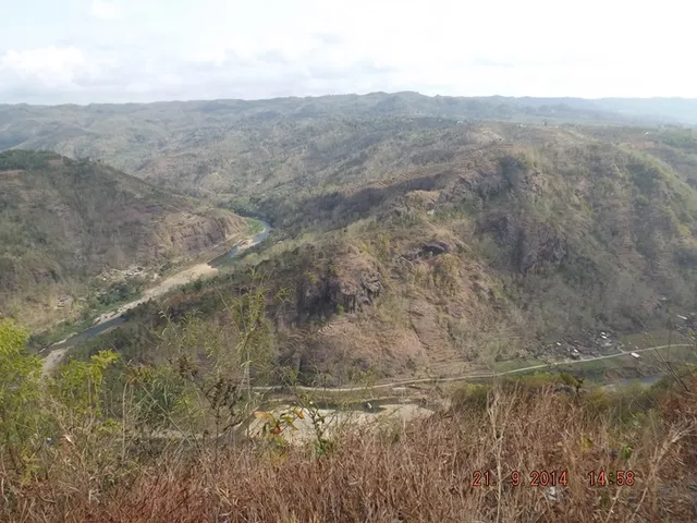 Bentang sungai dan perbukitan dari Kebun Buah Mangunan, foto arsip September 2014 / River and hills seen from Mangunan Fruit Garden, archive photograph from September 2014