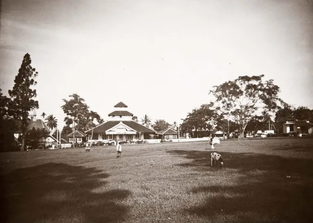 Foto arsip Alun-Alun dan masjid di Sukabumi, 1920–1931. / Archival photograph of the square and mosque in Sukabumi, 1920–1931.