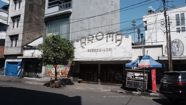 Fasad dan lingkungan jalan Paberik Kopi Aroma di Bandung. / Kopi Aroma facade and streetscape in Bandung.