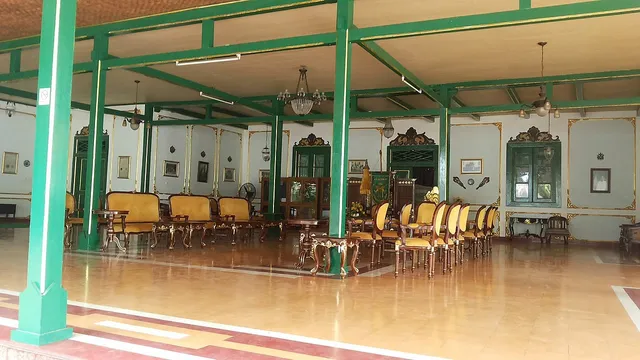 Ruang beratap dengan tiang hijau dan kursi kuning di Keraton Kacirebonan pada November 2014. / Roofed hall with green columns and yellow chairs at Kacirebonan Palace in November 2014.