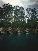 ID: Saung kayu di tepi danau Dusun Bambu, Cisarua, Kabupaten Bandung Barat. EN: Wooden lakeside pavilions at Dusun Bambu in Cisarua, West Bandung Regency.