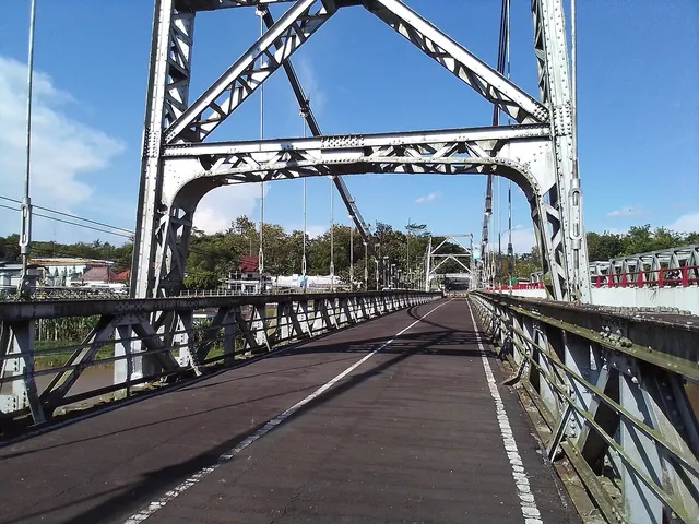 Rangka dan kabel Jembatan Bantar Lama di atas Sungai Progo, foto arsip 2023 / Steel frame and cables of the old Bantar Bridge over the Progo River, archive photograph from 2023