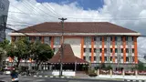 Fasad gedung DPRD Kabupaten Gunungkidul dengan atap genteng dan pendopo / Gunungkidul Regency DPRD building facade with a tiled roof and pavilion