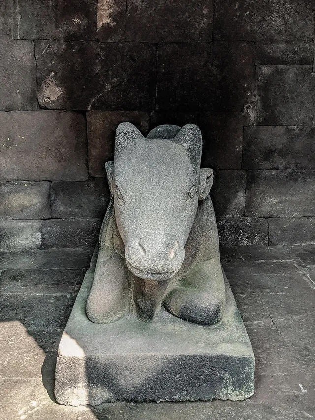 Arca Nandi di Candi Ijo, Sleman / Nandi statue at Candi Ijo, Sleman