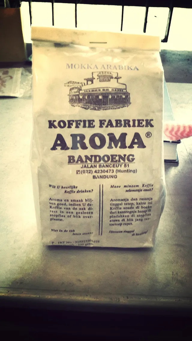 Kemasan Mokka Arabika Kopi Aroma pada foto arsip 2013. / Kopi Aroma Mokka Arabika packaging in an archival 2013 photograph.