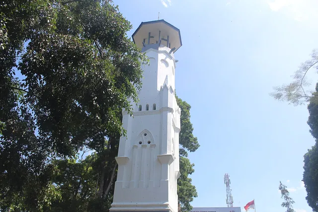 Bukaan runcing dan sisi Menara Loji di antara pepohonan, September 2024. / Pointed openings and a side of Menara Loji among trees, September 2024.