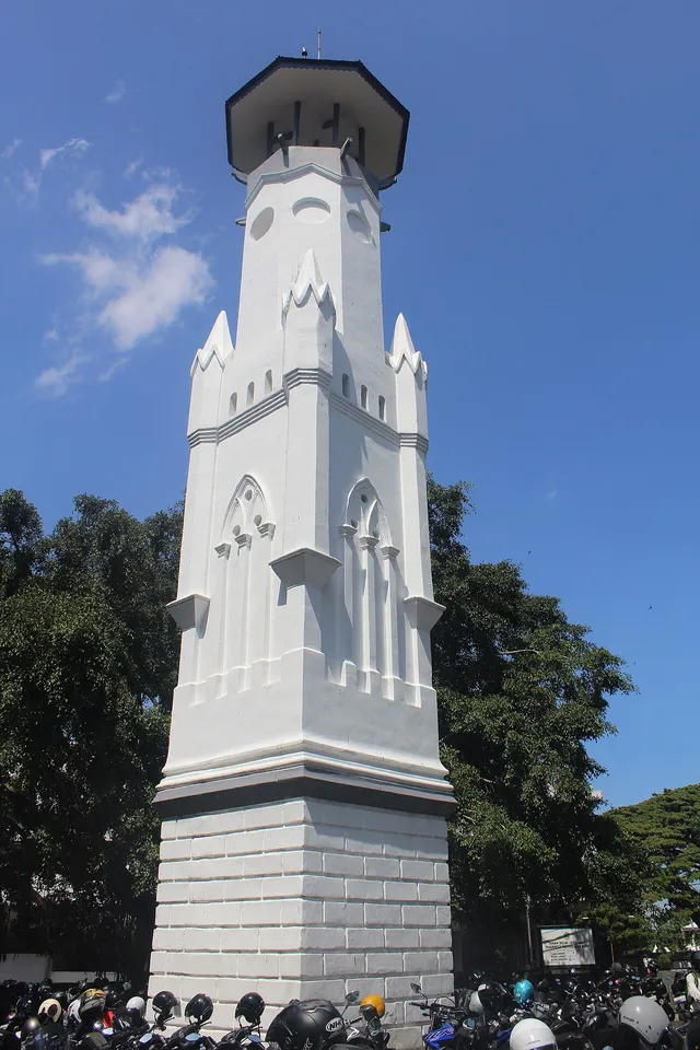Tampak utuh Menara Loji dan bagian dasarnya, September 2024. / Full view of Menara Loji and its base, September 2024.