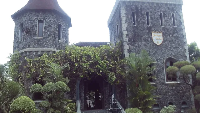 Fasad bermenara, tanaman dan air mancur di Mang Engking Soragan Castle, foto arsip 2023 / Towered facade, plants and fountain at Mang Engking Soragan Castle, archive photograph from 2023