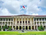 Fasad Gedung Pusat UGM dengan halaman dan pepohonan / UGM central building facade with its grounds and trees