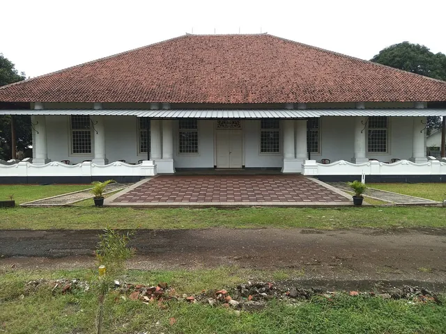 Fasad depan Rumah Cimanggis dengan beranda dan atap genteng, Depok, Maret 2024. / Front facade of Rumah Cimanggis with its veranda and tiled roof, Depok, March 2024.