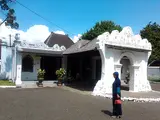 Bangunan dan gerbang Keraton Kasepuhan di Kota Cirebon.