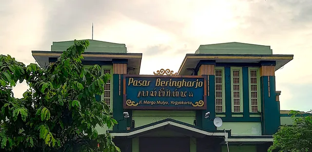 Fasad atas dan papan nama Pasar Beringharjo di Jalan Margo Mulyo, foto arsip 2021 / Upper facade and sign of Beringharjo Market on Jalan Margo Mulyo, archive photograph from 2021