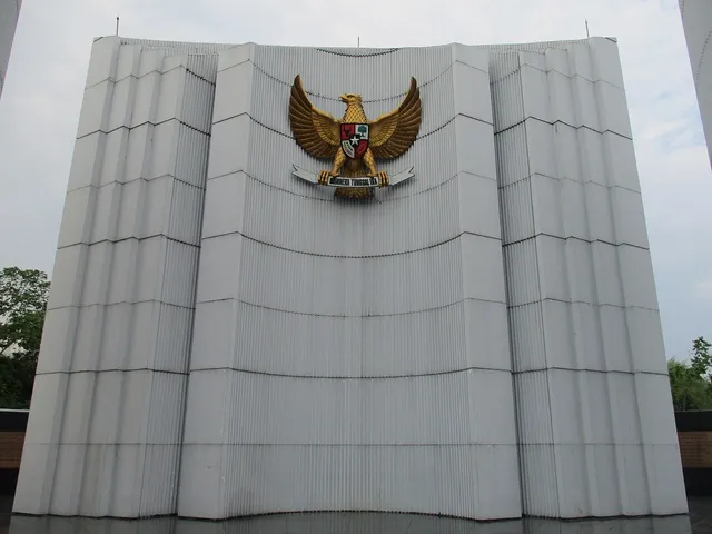 Tampak depan dan lambang Garuda di Monumen Perjuangan Rakyat Jawa Barat pada November 2019. / Front and Garuda emblem at the West Java People’s Struggle Monument in November 2019.