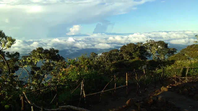 Awan di sekitar puncak Gunung Cikuray, Garut