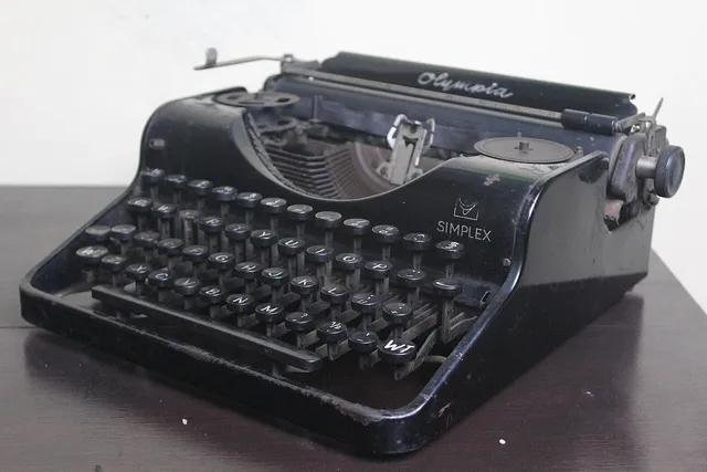 Mesin ketik dalam koleksi Museum Dewantara Kirti Griya, foto arsip 2022 / Typewriter in the Museum Dewantara Kirti Griya collection, archive photograph from 2022