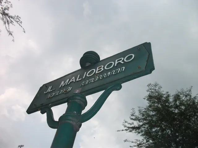 Papan hijau Jalan Malioboro dengan aksara Jawa; tanggal foto tidak pasti / Green Jalan Malioboro sign with Javanese script; photo date uncertain