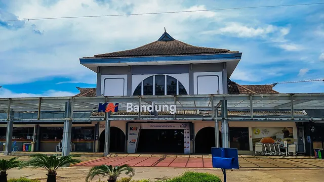 Fasad pintu utara Stasiun Bandung dengan tulisan Bandung dan kanopi, Maret 2021. / Northern entrance facade of Bandung Station with Bandung lettering and canopy, March 2021.
