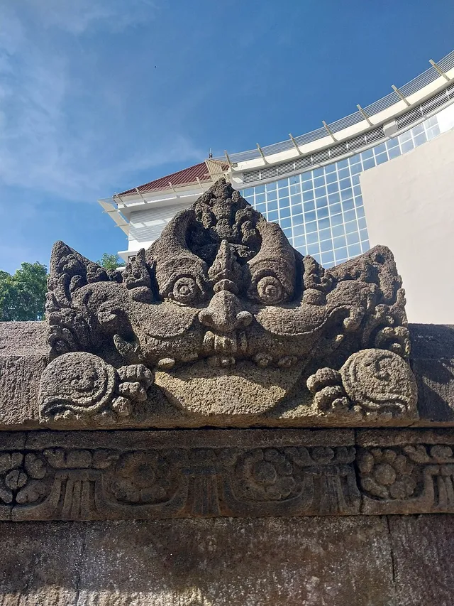 Detail antefiks batu Candi Kimpulan di kampus UII, foto 2025 / Stone antefix detail at Kimpulan Temple on the UII campus, photograph from 2025