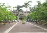 Alun-alun Kota Cimahi dengan pepohonan dan jalur pejalan kaki.