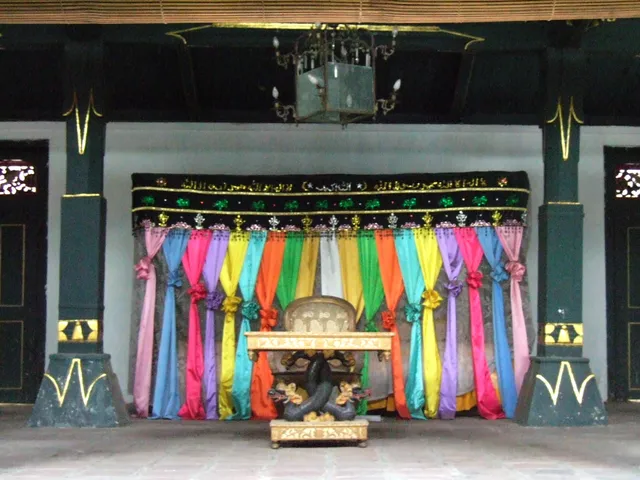 Singgasana Sultan di Bangsal Panembahan Keraton Kasepuhan, Cirebon / Sultan’s throne in Bangsal Panembahan at Kasepuhan Palace, Cirebon