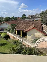 Atap rumah Kampung Tamansari dengan bangunan bersejarah di belakangnya / Kampung Tamansari rooftops with a historic building behind them