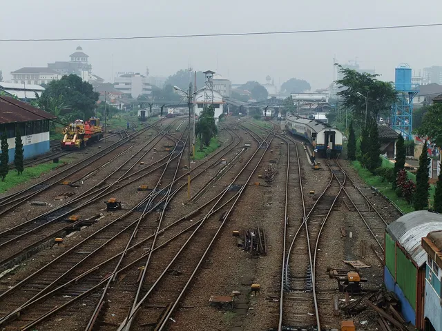 Arsip jalur-jalur rel Stasiun Bandung dilihat dari Jalan H.O.S. Cokroaminoto, Mei 2010. / Archive view of Bandung Station tracks from Jalan H.O.S. Cokroaminoto, May 2010.