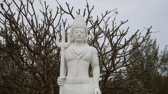 Patung putih di kawasan Pantai Ngobaran, foto arsip 2017 / White statue in the Pantai Ngobaran area, archive photograph from 2017
